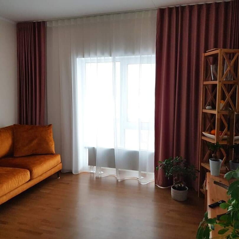 Pimendavad külgkardinad hubases magamistoas